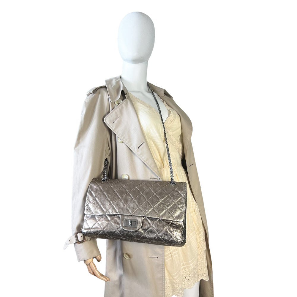 Chanel 2.55 Reissue Jumbo Gold Aged Calfskin Ruthenium – Accessorio premium elegante