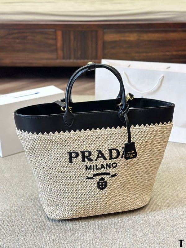 Prada in rafia – Accessorio premium elegante